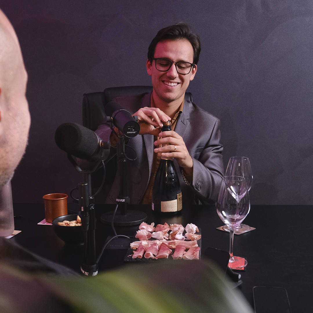 Stêvão Limana - Apresentador na CNN Brasil, com especialização em Enologia e Viticultura