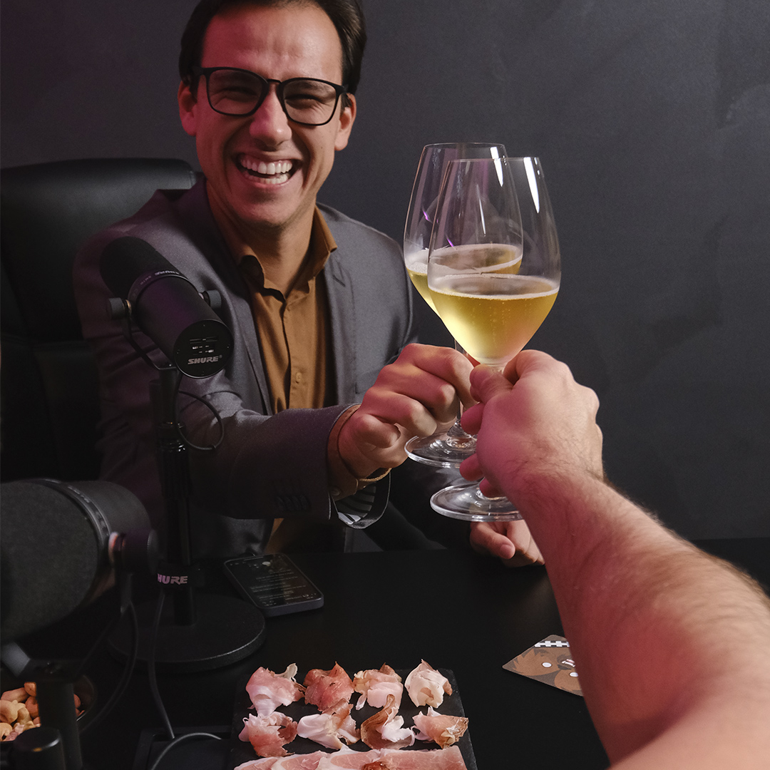 Stêvão Limana - Apresentador na CNN Brasil, com especialização em Enologia e Viticultura