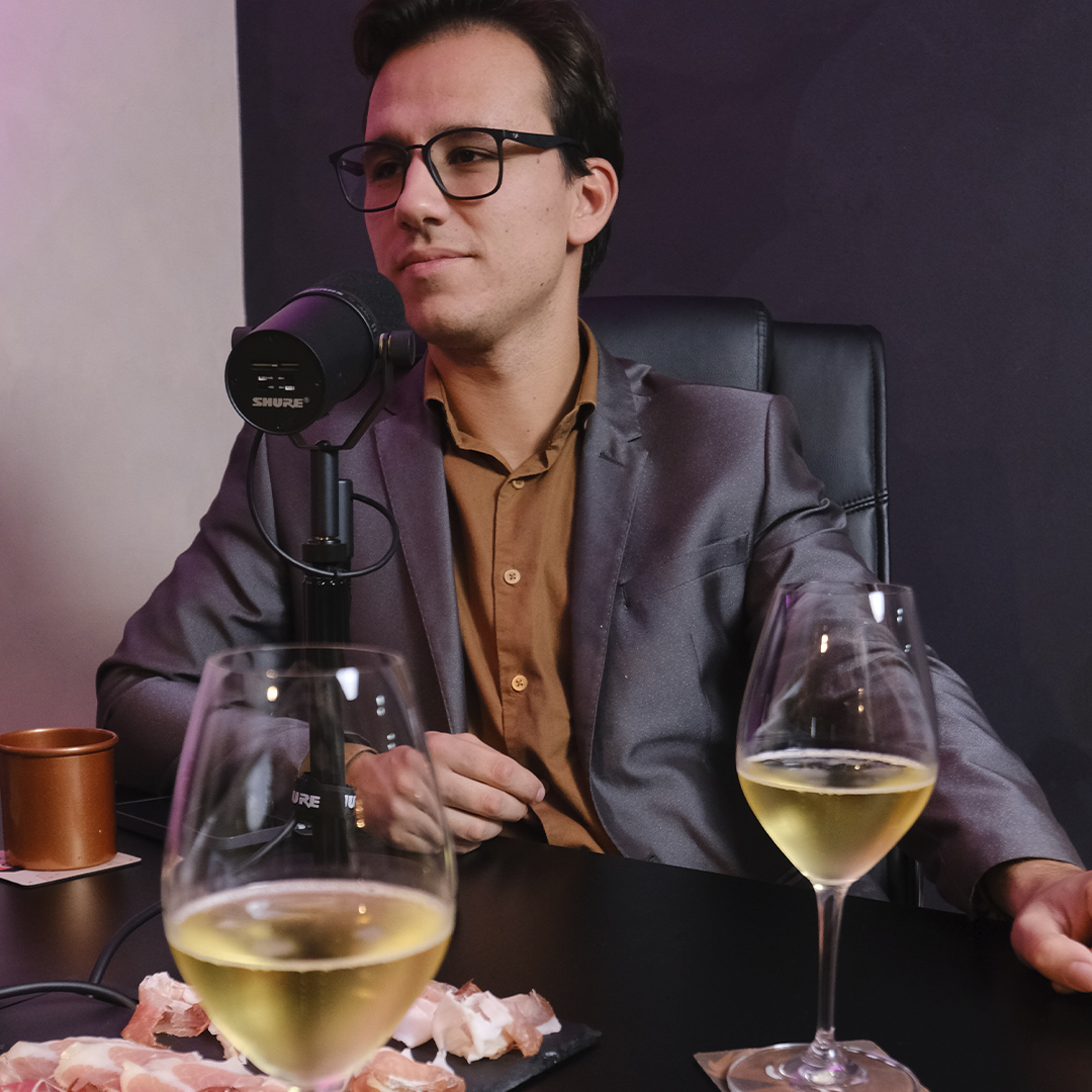 Stêvão Limana - Apresentador na CNN Brasil, com especialização em Enologia e Viticultura