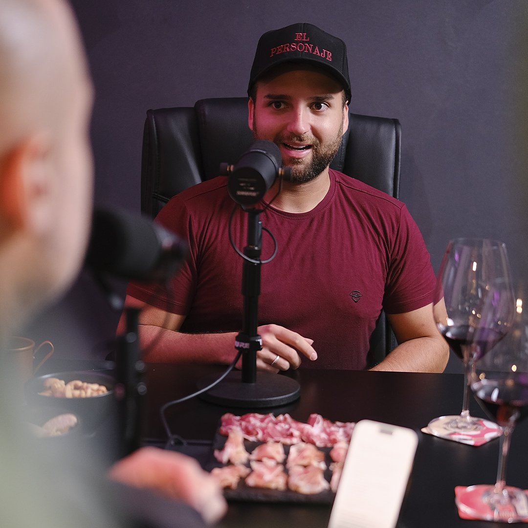 foto Nicholas Torres - Ator, Cantor, Dublador e Owner do Vinho El Personaje 02